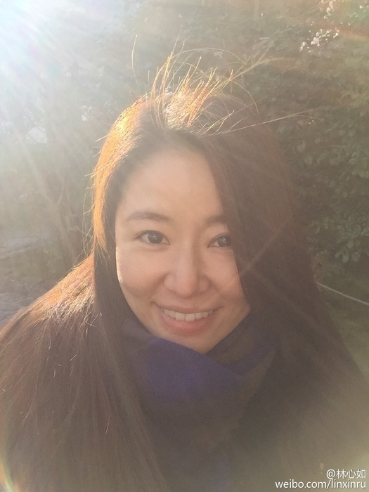 她還會在洗臉的時候以雙手順時針按摩臉頰3到5分鐘。